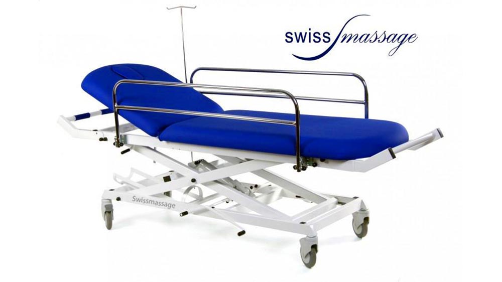 Lit de soins médicaux avec roulettes, barrières de sécurité et statif