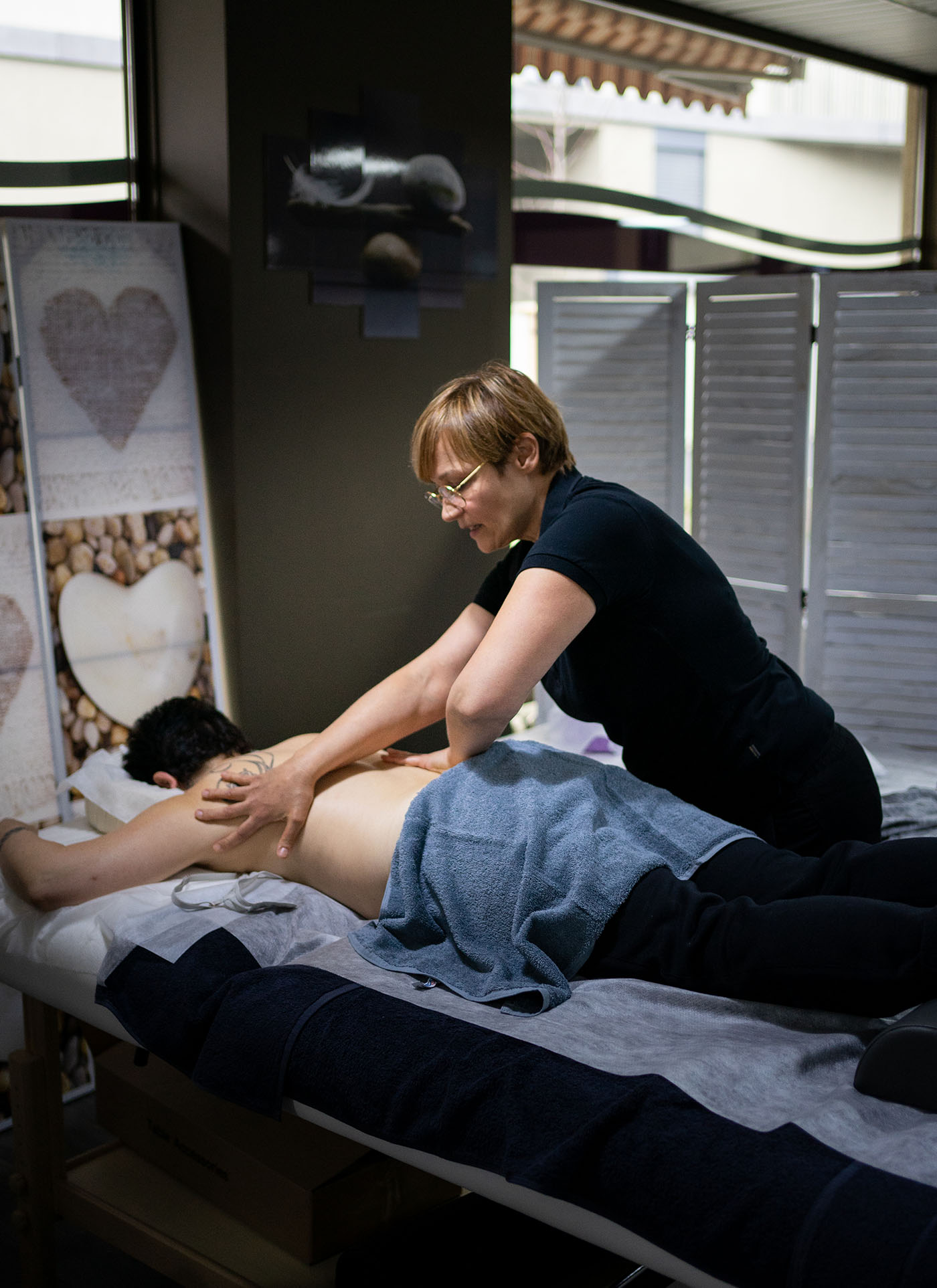 Deux personnes lors d'un cours de massage