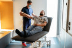 Cabinet médical équipé avec la table de soins médicaux modèle Healthy de Swissmassage